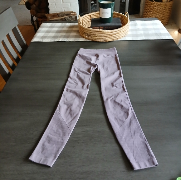 Lululemon lavender Leggings size 4 like new - Picture 1 of 4